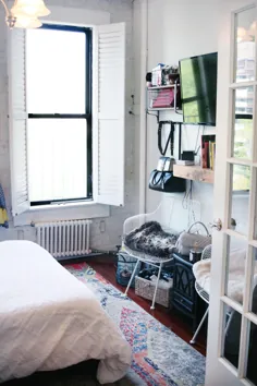 یک آپارتمان کوچک 400 فوت مربعی NYC با سبک و لوازم کمکی مقابله می کند