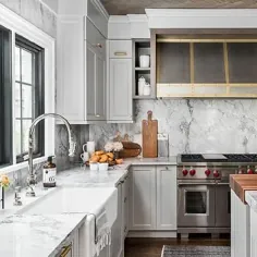 هود محدوده ای استیل و برنجی با تخته سنگ مرمر خاکستری Backsplash - انتقالی - آشپزخانه
