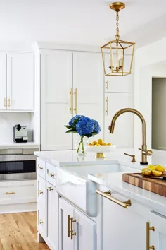 آشپزخانه سفید نقاشی انتقالی با لهجه های طلا - کابینت های کریستال