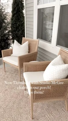 آستانه جدید با صندلی های Studio McGee در ایوان ما!
 من آنها را دوست دارم
