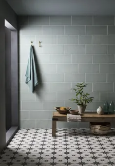 طراحی حمام با کاشی مترو بزرگ روی دیوارها و کاشی الگو در طبقه