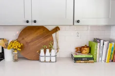 کتابهای آشپزی روشن و وسایل آشپزخانه چوبی به آشپزخانه خنثی مزرعه خانه رنگ می بخشد