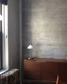 دکوراسیون منزل DIY: نحوه رنگ آمیزی دیوار بتونی مصنوعی