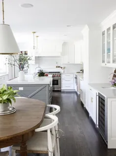 آشپزخانه سفید با کف چوب جزیره خاکستری و بلوط تیره - انتقالی - آشپزخانه