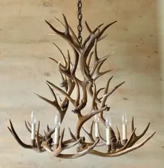 لوستر شاخ گوزنی ، دستی ساخته شده با استفاده از شاخ های روستایی به طور طبیعی ریخته شده.