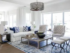 دکوراسیون اتاق نشیمن آبی و سفید به سبک سنتی زیبا و مبل راحتی روکش دار