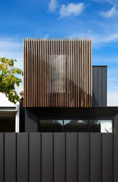 نمای بیرونی منزل با تخته های چوب و روکش فلزی