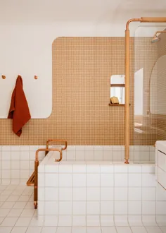 کاشی های منحنی و مس در این حمام با هم ترکیب می شوند که توسط استودیوی هوم طراحی شده است