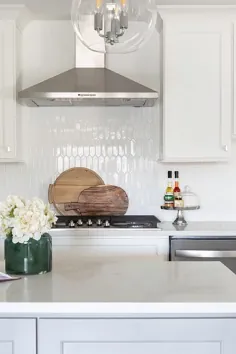 کاشی های براق سفید براق با کابینت های سفید - انتقالی - آشپزخانه