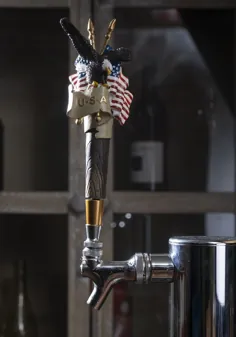 عقاب طاس آمریکایی با پرچم ایالات متحده آمریکا تازگی نوشیدنی شکل مجسمه شکل با پایه