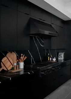 تور یک آشپزخانه سیاه و سفید نمایشی طراحی شده توسط بابی برک