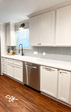 آشپزخانه خنثی با کابینت های خاکستری |  رنگ کابینت Balboa Mist