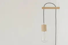 قلاب لامپ چوبی دست ساز با کابل پارچه ای رنگی ، لامپ دیواری ، دیوارکوب چوبی ، چراغ آویز ، کمترین چراغ های دیواری ، چراغ خواب