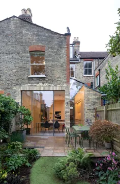این خانه شهری در لندن توسط یک شیشه شیشه ای زنده شده است