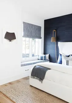 دیوار لهجه آبی تیره با تخت سفید - کلبه - اتاق خواب