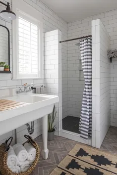 سینک ظرفشویی سفید کوهلر با کاشی های شاه ماهی قهوه ای - انتقالی - حمام