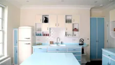 آشپزخانه بزرگ به راحتی با یک رنگ آبی - Decoist ظاهر یکپارچه را به نمایش می گذارد
