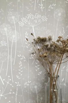 کاغذ دیواری کاغذ Meadow در 'مالو' توسط هانا نون ، یک دیوار پوششی گیاهان خاکستری / صورتی ، با سر بذر علفزار و علف