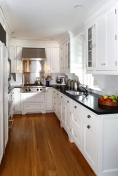 کابینت های آشپزخانه سفید با میزهای مشکی - سنتی - آشپزخانه - Ahmann LLC