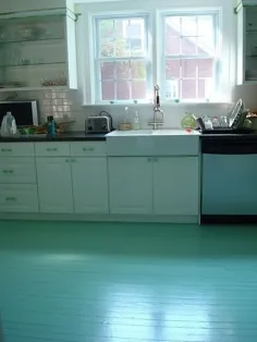 فراتر از بژ: کف آشپزخانه پررنگ و زیبا