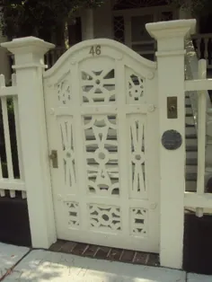 نمای دروازه های چوب سفید بسیار جذاب
