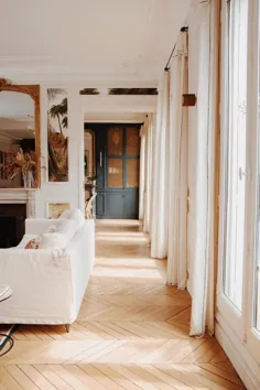 تور خانه: یک آپارتمان پاریسی که معماری کلاسیک و کاغذ دیواری با موضوع سفر التقاطی را ترکیب می کند