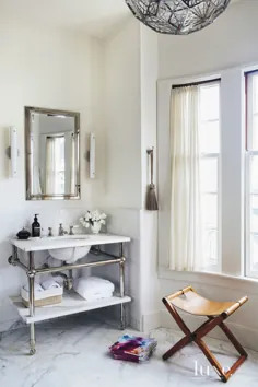 حمام مستر سفید انتقالی با پنجره منحنی