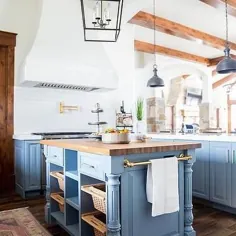 جزیره آشپزخانه آبی با صفحات سنگ مرمر اضافی طلا Calacatta - انتقالی - آشپزخانه - بنیامین مور ون دوزن آبی
