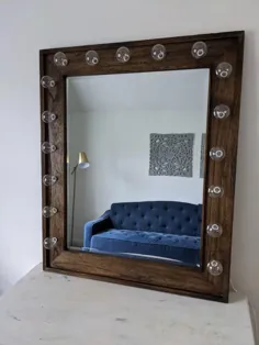 پلاگین آینه روشنایی روشن در اتاق آرایش زیبایی چوب تیره |  اتسی