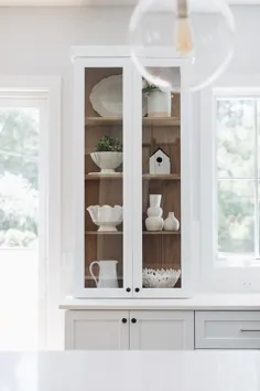 قفسه های بلوط رنگی در کابینت جلو شیشه ای - انتقالی - آشپزخانه