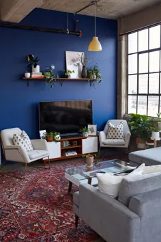 یک دیوار برجسته و برجسته با رنگ آبی پررنگ تنها یکی از موارد زیبا در مورد این آپارتمان ناکسویل است
