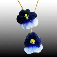 ◽#گردن_آویز  رزینی با گل طبیعی"سوین" (عشق و محبت)