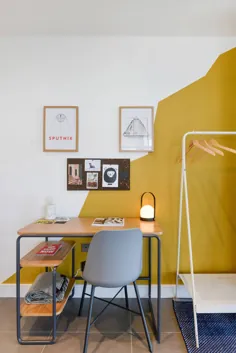 دفتر خانه مدرن التقاطی با پس زمینه سفید و زرد که نمایش را سرقت می کند - Decoist