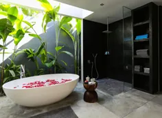 سبز طبیعی به سبک گرمسیری این حمام آرامش بخش مدرن - Decoist می افزاید