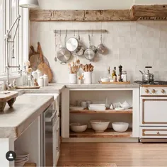 The White Linen Farmhouse در اینستاگرام: “عاشق سادگی روستایی این آشپزخانه!  قفسه های باز و خطوط تمیز ، و آن میزهای بتونی.  آیا کسی این کارها را انجام داده است ... "