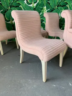 مجموعه ای از شش صندلی مجسمه ای صورتی رنگ به پشت صندلی های غذاخوری تافته ای