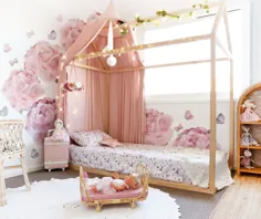 اتاق خواب دختران با برچسب دیواری گل صد تومانی و پروانه |  اشموک