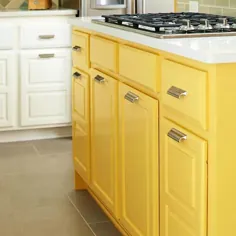 آیا می خواهید یک آشپزخانه خنثی تقویت کنید؟  یک جزیره زرد روشن را امتحان کنید
