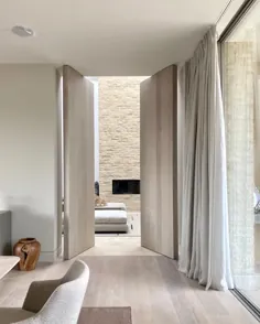 لوئیز هولت دیزاین در اینستاگرام: "درهای محوری چوبی بلند برای این خانه روستایی مانند دیوارهای متحرک عمل می کنند که باعث می شود فضاهای طرح باز به فضاهای صمیمی تر و دنج تبدیل شوند ...