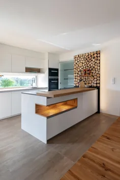 مرجع: Kundenküche mit Wanddeko aus Baumscheiben