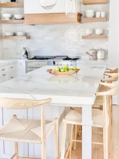 آشکارسازی آشپزخانه سفید و چوبی
