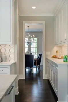 آشپزخانه سفید با دیوار بوف خاکستری نقاشی شده - انتقالی - آشپزخانه - جغد خاکستری بنیامین مور