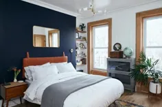 اتاق خواب مدرن Midcentury با دیوار لهجه ای آبی