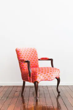 صندلی بازوی چوبی روفرشی مخمل نارنجی صورتی