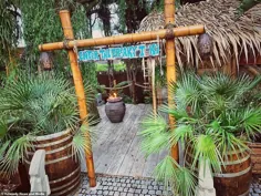 شوهر باغ خود را به یک بهشت ​​گرمسیری Tiki برای همسر تبدیل می کند