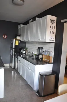 یک آشپزخانه گالی سیاه و سفید