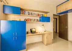 واحد مطالعه پر جنب و جوش دفتر خانه در اتاق خواب کودکان راه اندازی شده است