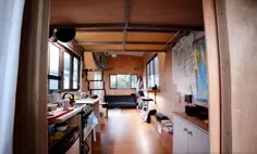خانه کوچک "Biggish" دانش آموز با مواد زلزله زده نجات یافته ساخته شده است (فیلم)