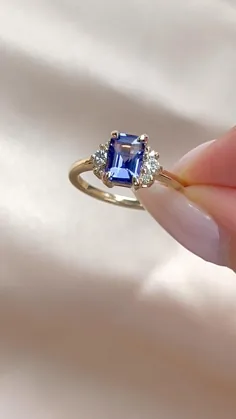 حلقه نامزدی الماس خوشه ای برش بنفش زمردی الهام گرفته از بنفش | جواهرات زیبای والری مدیسون