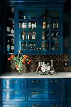 انبار شربت آبی باتلرها با آشپزخانه مرمر سفید - معاصر - آشپزخانه